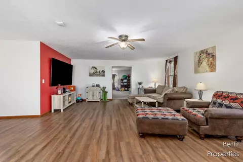 Living - 65239 Youngs Pr, Constantine, MI 49042 photo 6 of 8