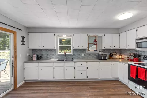 Kitchen - 65239 Youngs Pr, Constantine, MI 49042 photo 2 of 3