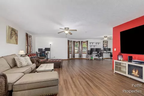 Living - 65239 Youngs Pr, Constantine, MI 49042 photo 4 of 8