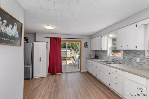 Kitchen - 65239 Youngs Pr, Constantine, MI 49042 photo 3 of 3