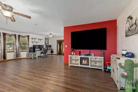 Living - 65239 Youngs Pr, Constantine, MI 49042 photo 5 of 8