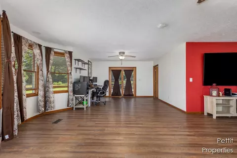 Living - 65239 Youngs Pr, Constantine, MI 49042 photo 7 of 8