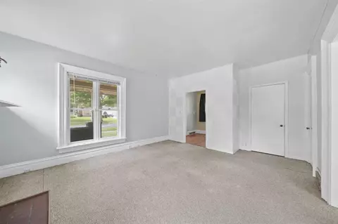 Living - 900 2nd, Jackson, MI 49203 photo 3 of 7