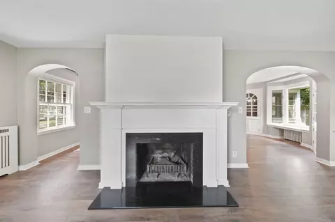 Living - 811 S Webster, Jackson, MI 49203 photo 2 of 5