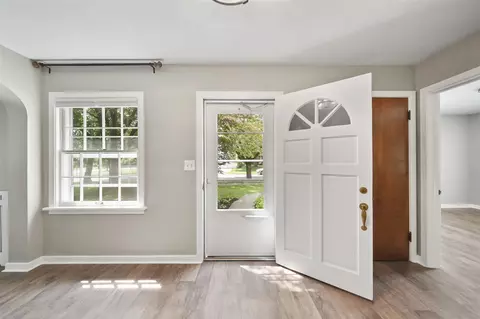 Entry Way - 811 S Webster, Jackson, MI 49203 photo 1 of 4