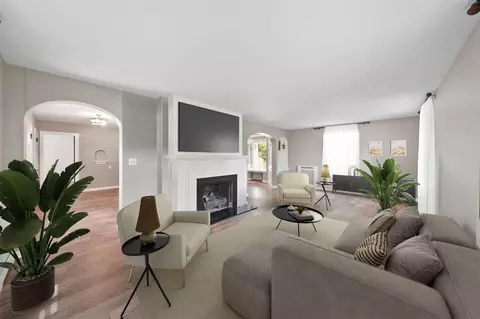 Living - 811 S Webster, Jackson, MI 49203 photo 3 of 5