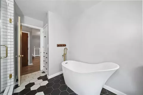 Bath - 811 S Webster, Jackson, MI 49203 photo 4 of 6