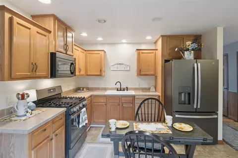 Kitchen - 2139 Lewis Dr, Niles, MI 49120 photo 3 of 4
