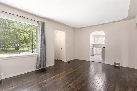Living - 367 N 29th, Springfield, MI 49037 photo 2 of 2