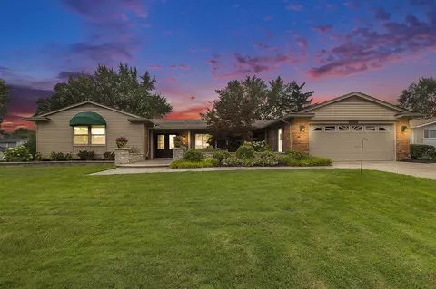 25847 Castlereigh, Farmington Hills, MI 48336