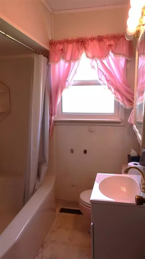 Bath - 1775 Oak, Monroe, MI 48161 photo 1 of 1