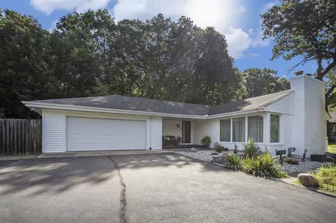 4417 Lake Frst, Kalamazoo, MI 49008