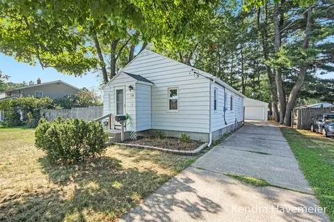 140 43rd, Grand Rapids, MI 49548