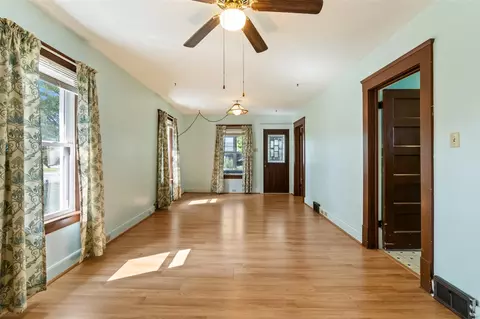 Living - 1513 Daniel, Jackson, MI 49202 photo 3 of 5