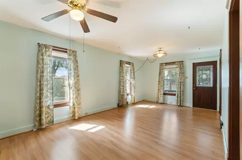 Living - 1513 Daniel, Jackson, MI 49202 photo 2 of 5