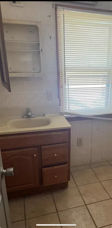 Bath - 907 3rd St, Jackson, MI 49203 photo 1 of 1