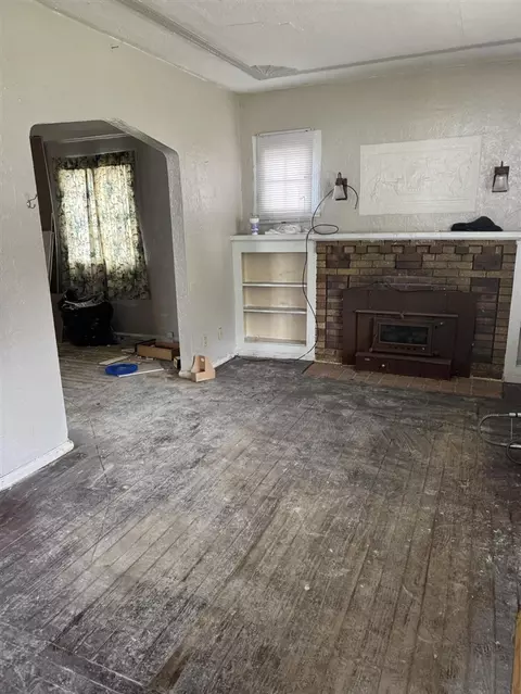Living - 907 3rd St, Jackson, MI 49203 photo 1 of 1