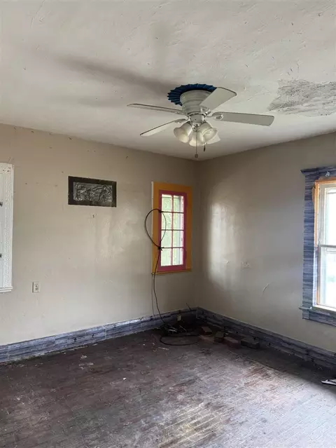 Bedroom - 907 3rd St, Jackson, MI 49203 photo 2 of 2
