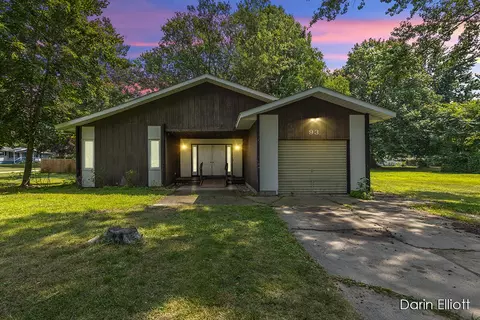 93 N Robinson, Lyons, MI 48851