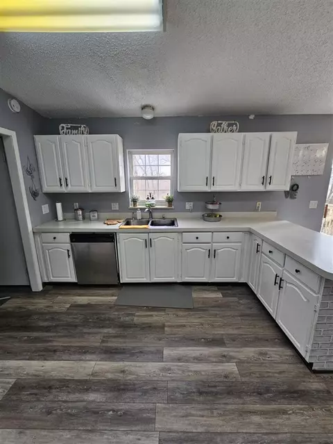 Kitchen - 7381 Lansing, Jackson, MI 49201 photo 4 of 6