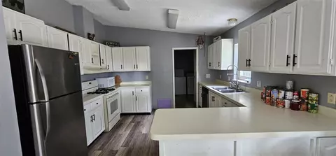 Kitchen - 7381 Lansing, Jackson, MI 49201 photo 5 of 6