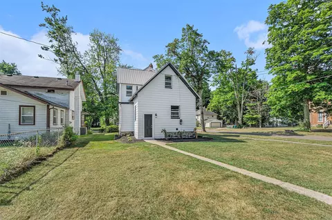 Exterior - 300 E Bennett, Three Rivers, MI 49093 photo 3 of 4
