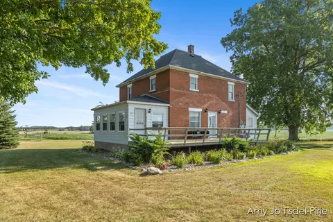5060 N Neff, Edmore, MI 48829