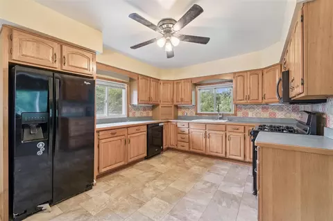 Kitchen - 7000 N Sandstone, Jackson, MI 49201 photo 5 of 5