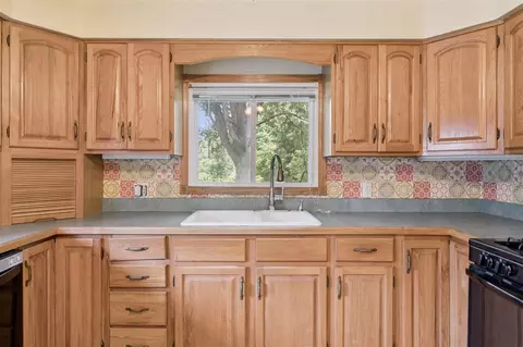 Kitchen - 7000 N Sandstone, Jackson, MI 49201 photo 3 of 5