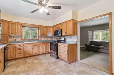 Kitchen - 7000 N Sandstone, Jackson, MI 49201 photo 2 of 5