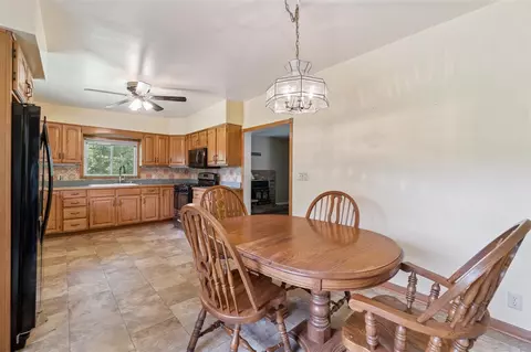 Dining - 7000 N Sandstone, Jackson, MI 49201 photo 2 of 3