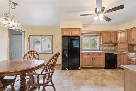 Kitchen - 7000 N Sandstone, Jackson, MI 49201 photo 4 of 5