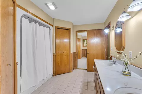 Bath - 2740 Marion, Jackson, MI 49201 photo 3 of 7