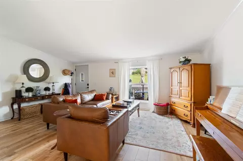 Living - 1116 Donnely, Jackson, MI 49201 photo 2 of 4