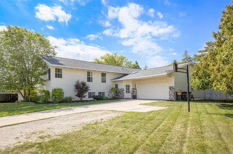 1645 Forest Hl, Grand Rapids, MI 49546