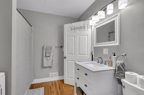 Bath - 105 Mitchell, Jackson, MI 49203 photo 1 of 2