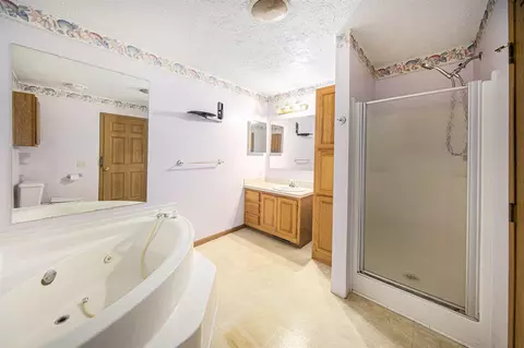 Bath - 1679 Munith, Jackson, MI 49201 photo 1 of 2