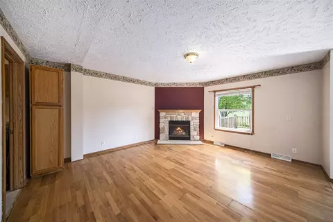 Living - 1679 Munith, Jackson, MI 49201 photo 3 of 3