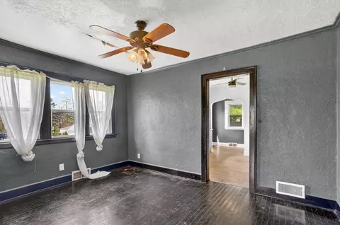 Living - 226 E High, Jackson, MI 49203 photo 6 of 6