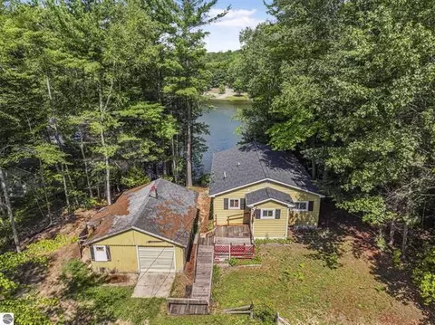 6469 N Vandermeulen, Lake City, MI 49651