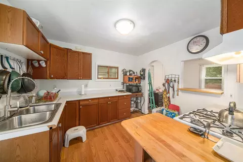 Kitchen - 911 N Blackstone, Jackson, MI 49202 photo 2 of 2