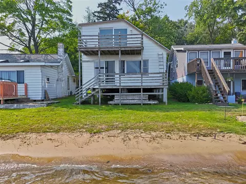 67003 Lakeshore Dr, Dowagiac, MI 49047