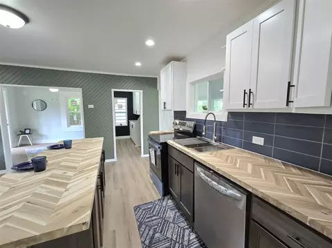 Kitchen - 6167 E Becht, Coloma, MI 49038 photo 3 of 5