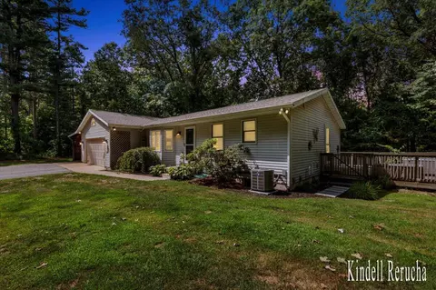699 Lincoln Lk, Lowell, MI 49331