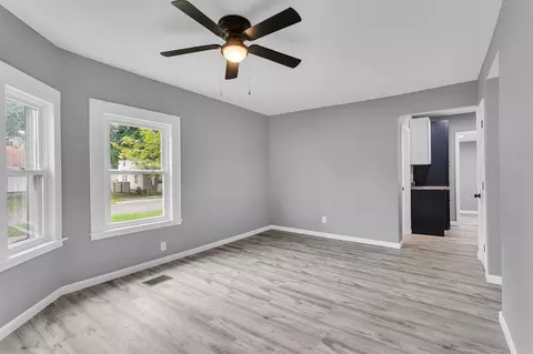 Living - 2013 Tyson, Jackson, MI 49203 photo 2 of 4