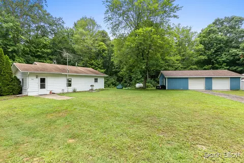 901 Half Moon Lk, Stanton, MI 48888