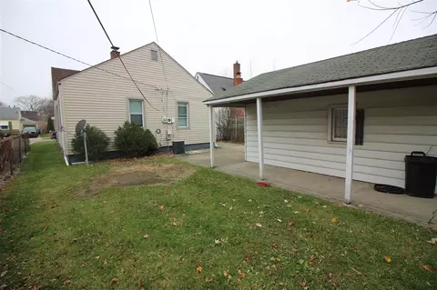 21826 Cushing Ave, Eastpointe, MI 48021 photo 2