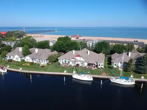 4 Harbor Pt, Manistee, MI 49660