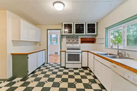 Kitchen - 124 Broad, Brooklyn, MI 49230 photo 4 of 6