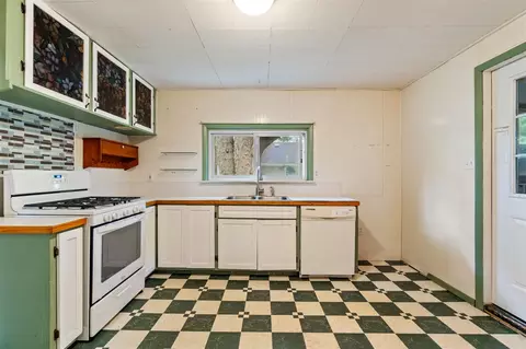 Kitchen - 124 Broad, Brooklyn, MI 49230 photo 2 of 6